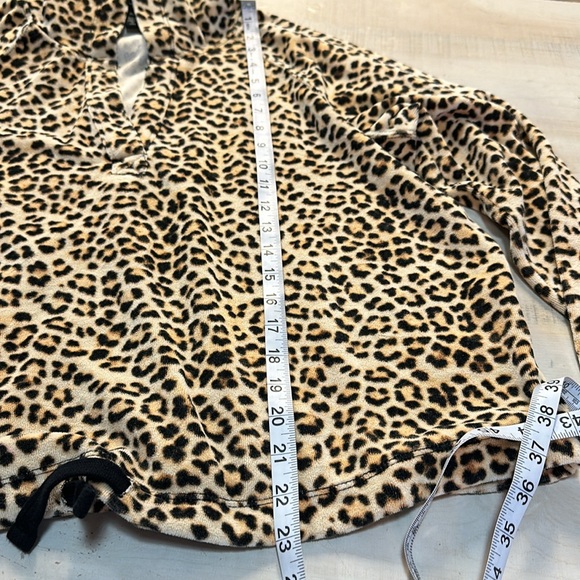 Jessica Simpson cropped v neck raglan sleeve hoodie. Soft cheetah print material - Picture 3 of 4